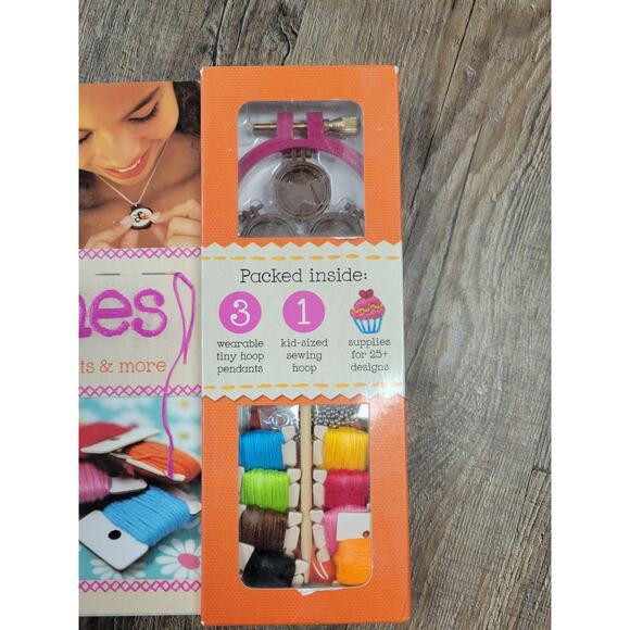 Tiny Stitches by Editors of Klutz Spiral Paperback DIY Girls Craft Kit - Picture 2 of 3